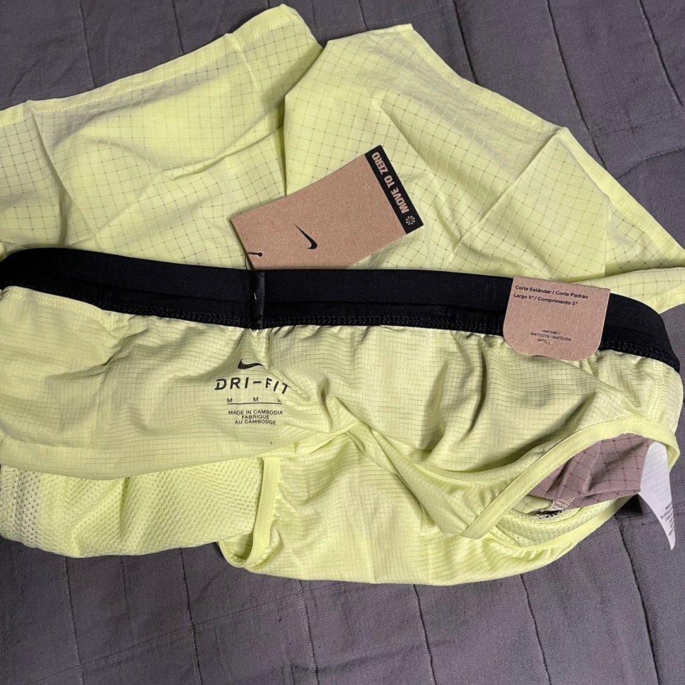 COPY - NIKE 5” SEAMS STANDARD FIT RUNNING SHORTS - Picture 2 of 5